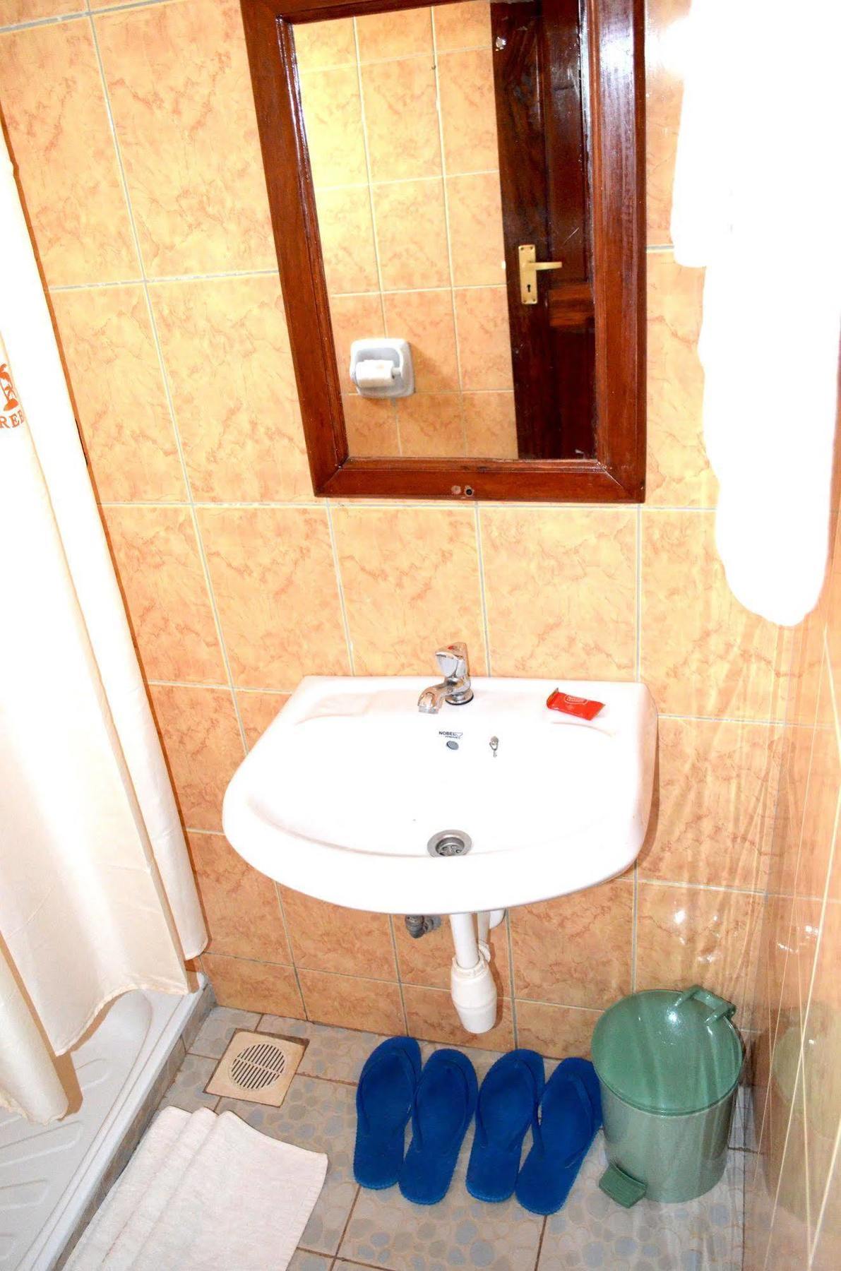 Hotel Areba Entebbe Zewnętrze zdjęcie